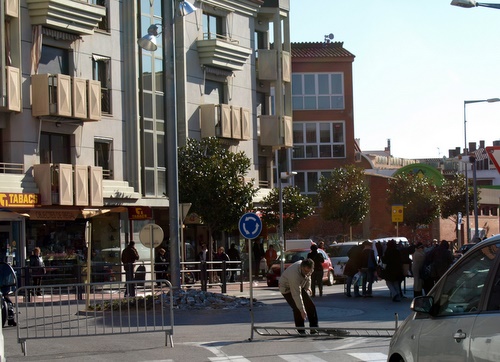 Un home recull una tanca que havia caigut pel vent a l'avinguda de Catalunya.