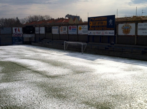 El Nou Estadi Municipal nevat, divendres passat. (Foto: Laura Avilés).