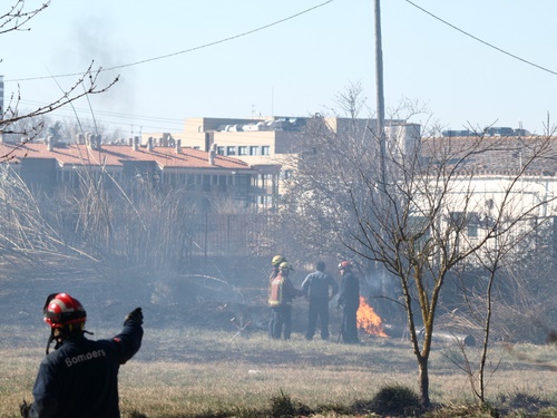 Els bombers treballant aquest matí en l'incendi de Sant Joan.