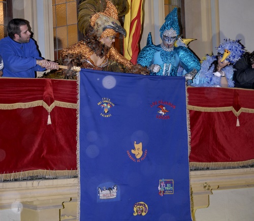Avui es penja el pendó, que presidirà la façana de l'Ajuntament durant el Carnaval.