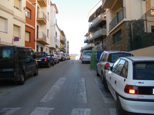 El carrer Xaloc, on es va detectar la filtració de gasoil al clavegueram.