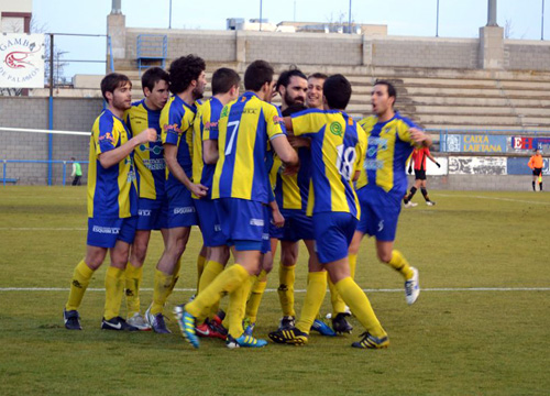 Els jugadors del Palamós celebren el primer gol del partit. Foto: Josep Cama.
