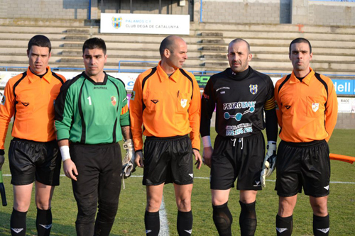 L'equip arbitral i els capitans de Ripollet i Palamós, abans del partit d'ahir. (Foto: J. Cama)