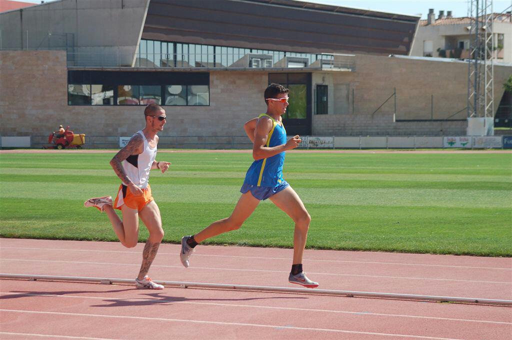 Adel Mechaal, de l'AA Palamós, en primer terme d'una cursa.