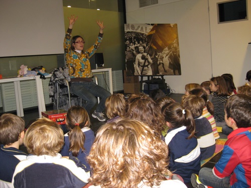 Imatge d'una sessió de contes musicats a la biblioteca de Palamós.
