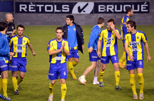 Els jugadors del Palamós CF en acabar el partit amb el Premià. (Foto: Josep Cama).