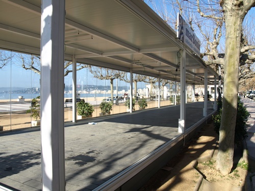 Desmuntatge de les terrasses del passeig, aquest matí.