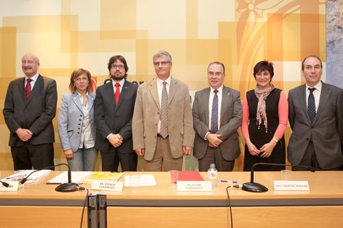 Els representants de les diferents institucions que han firmat avui el conveni. (Foto: Miquel Millán).