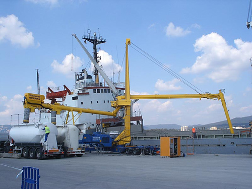 Feines de descàrrega d'un mercant al port de Palamós.