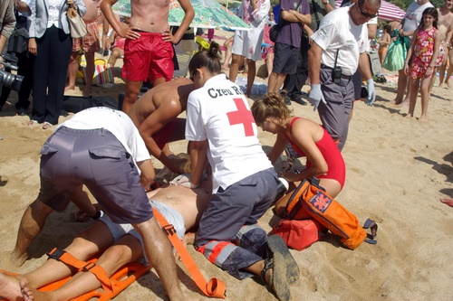 Imatge d'arxiu d'un simulacre de rescat de Creu Roja a la platja Gran de Palamós.
