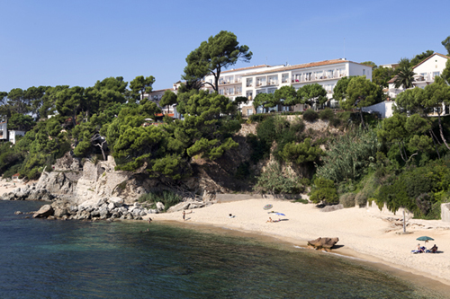 L'hotel on demà es fa la selecció de personal, vist des del mar.