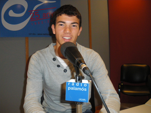 L'atleta Adel Mechaal als estudis de Ràdio Palamós.