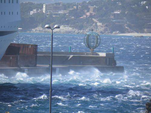 Fort onatge, aquest matí, a l'interior del port de Palamós. (Foto: Jordi Salvador).