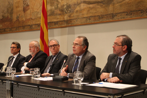 Firma del conveni Generalitat-Diputacions, avui. (Foto: Pere Duran).