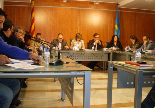 Imatge d'arxiu d'un Ple de l'Ajuntament de Palamós.