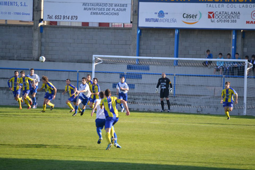 Un moment del Palamós-Avià jugat ahir al Nou Estadi. (Foto: Josep Cama).