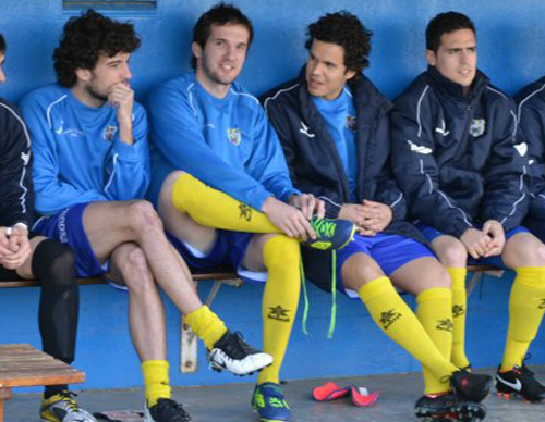 Pau Gusó, segon per la dreta, a la banqueta del Palamós CF, diumenge passat.