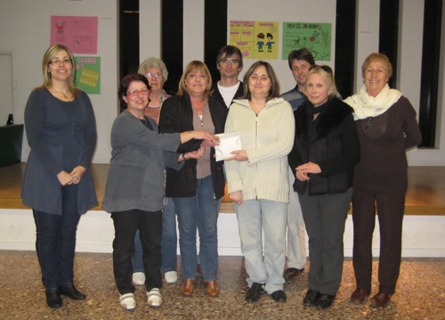 Acte de lliurament dels diners del Mercat de la Joguina Solidària, ahir al Punt Jove.