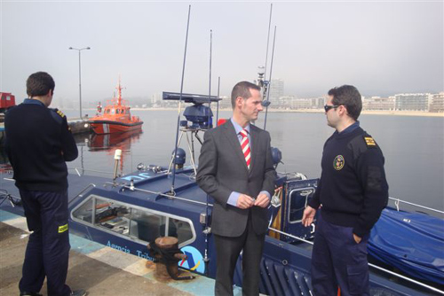 Carles Jaume durant la visita que ha fet avui al port de Palamós.