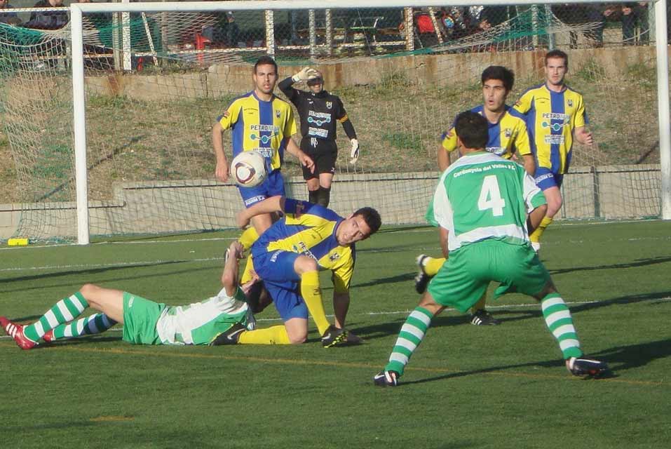 Una jugada del Cerdanyola-Palamós d'ahir. (Foto: Sergi Cortés).