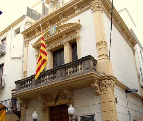 La façana principal de l'Ajuntament de Palamós, quan encara hi havia la senyera.