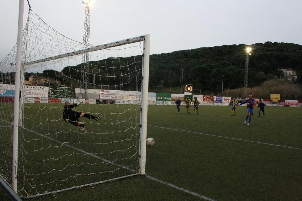 Gol de penal del Guíxols davant el Palamós. L'últim que ha rebut fins ara Joan Bayona.