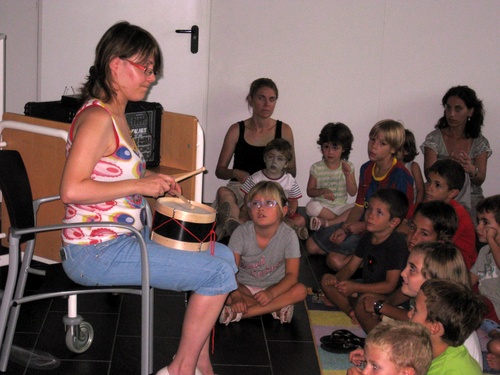 Avui hi ha contes musicats a la biblioteca Lluís Barceló i Bou.