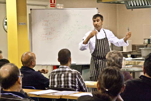 Salvador Brugués impartint el curs a l'Aula Gastronòmica.
