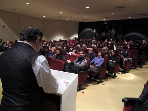 Josep Maria Fericgla s'adreça al públic, ahir a la nit a La Gorga.