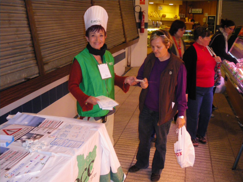 Parada de l'AECC, avui al mercat municipal de Palamós.