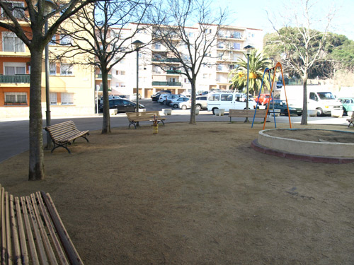 La plaça dels pisos de Mas Guàrdies.