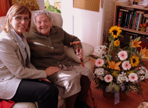 L'alcaldessa ha felicitat Ramona Augusto pel seu aniversari.