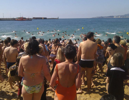 Un munt de gent es va atrevir a posar-se a l'aigua en el 'Primer bany de l'any'.