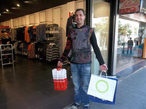 El guanyador del premi de Fecotur del mes de març, amb les seves compres.