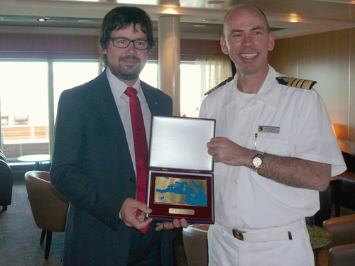 El vicepresident de Ports de la Generalitat, Ricard Font, lliurant ahir la metopa al capitá del Seabourn Sojourn.