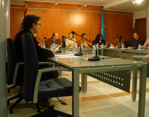 En primer terme, la cadira buida del regidor del PP en el ple ordinari del mes passat.