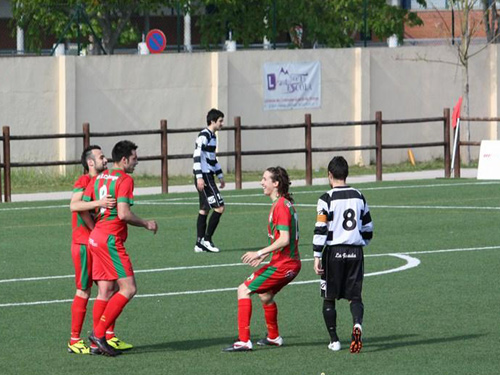 Carles Roca, al centre, celebra un dels gols que va fer dissabte al Quatre Vents.