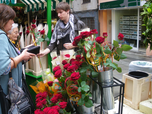 Imatge d'arxiu de Sant Jordi als carrers de Palamós.