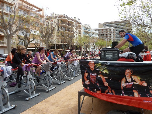 Gent fent spinning, ahir al Passeig del Mar de Palamós.