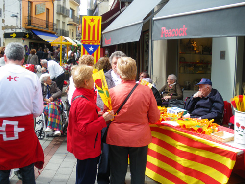 Ambient de Sant Jordi als carrers de Palamós.