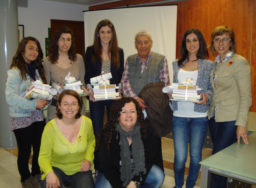 Marta Sarret, al costat de l'alcaldessa de Palamós, amb la resta de participants premiades.
