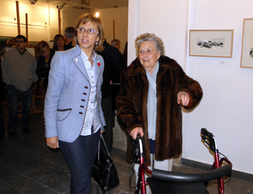 Maria Forné, amb l'alcaldessa Teresa Ferrés, en l'acte de divendres passat a la capella del Carme.