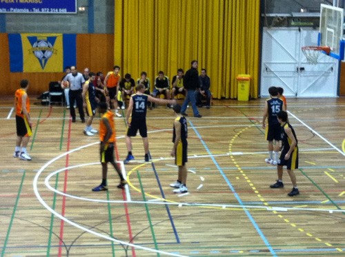 Un partit de l'Alupu Palamós al Pavelló Municipal. (Foto: Laura Avilés).