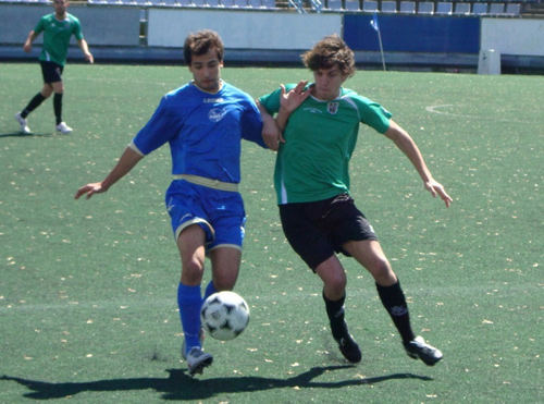 El jugador del Palamós, David Cano, disputant una pilota en el partit d'ahir a Sant Coloma de Gramanet.