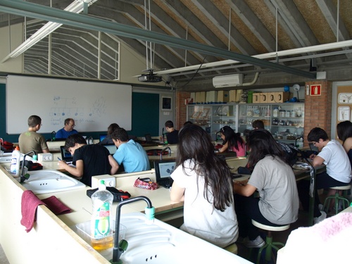 Alumnes de l'IES fent classe al laboratori.