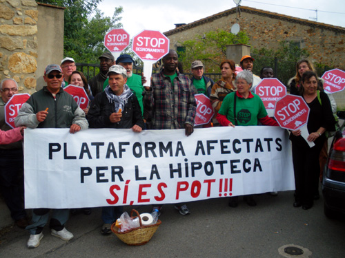 La Plataforma d'Afectats per l'Habitatge, en un acte reivindicatiu a Palamós.