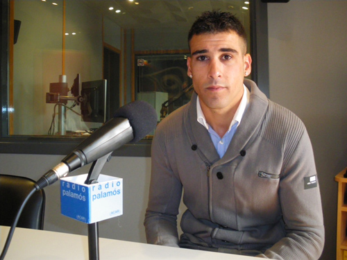 Carlos López, en una recent imatge als estudis de Ràdio Palamós.