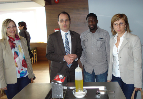 Xavier Bosch, al centre, durant la visita que va fer ahir al Taller Cuines del Món.