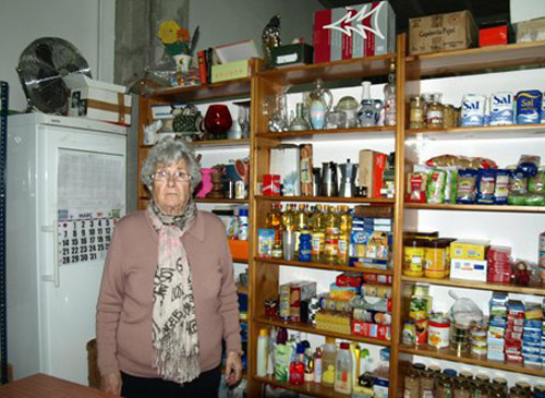 La presidenta de Cáritas Santa Maria, Dolors Rodà, al local de l'entitat.