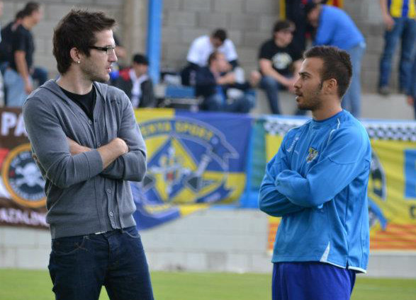 Mejías, a la dreta, amb Jordi Cabratosa en el pròleg del partit amb el Peralada. (Foto: Sergi Cortés).